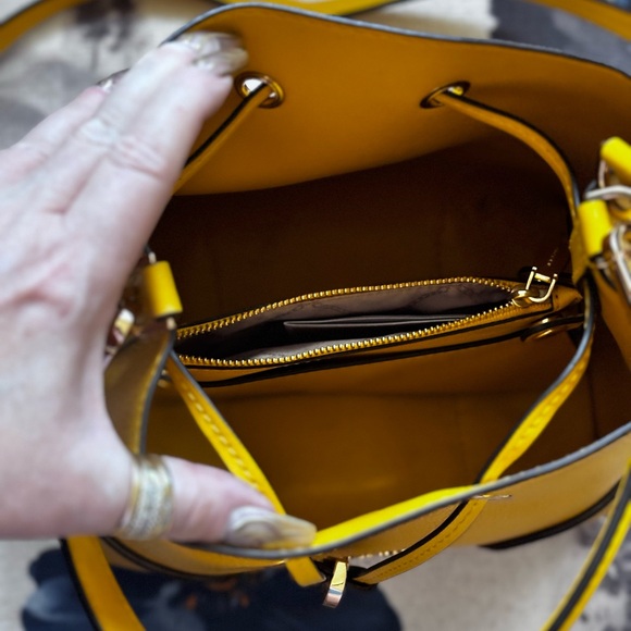 πMICHEAL KORS Vibrant Yellow Bucket Bagπ₯°πππππ - Picture 9 of 12